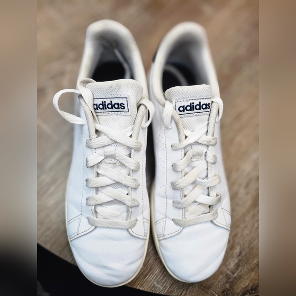 Adidas Classic White Lace-Up Sneakers Size 5 - Picture 2 of 6